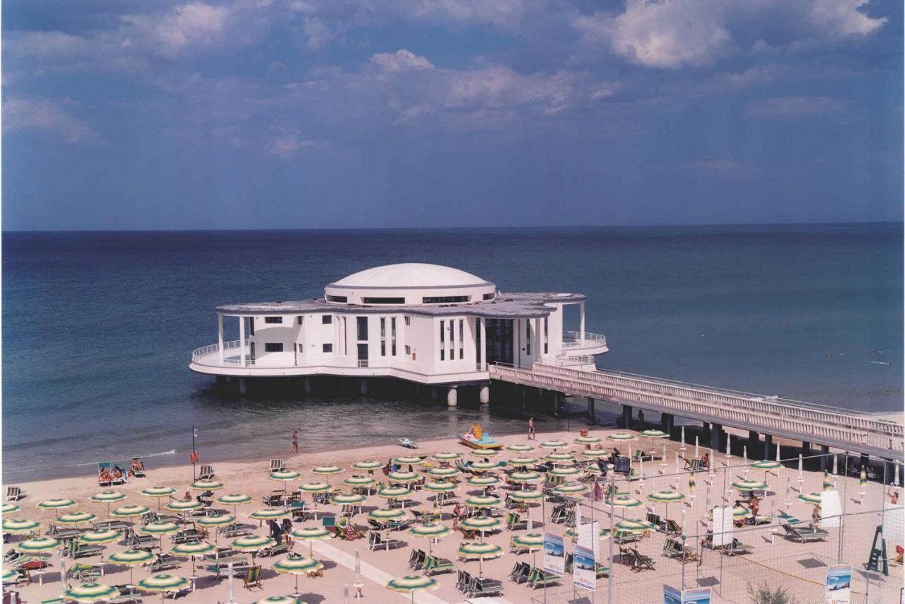 Hotel De La Ville Сенигалия Екстериор снимка