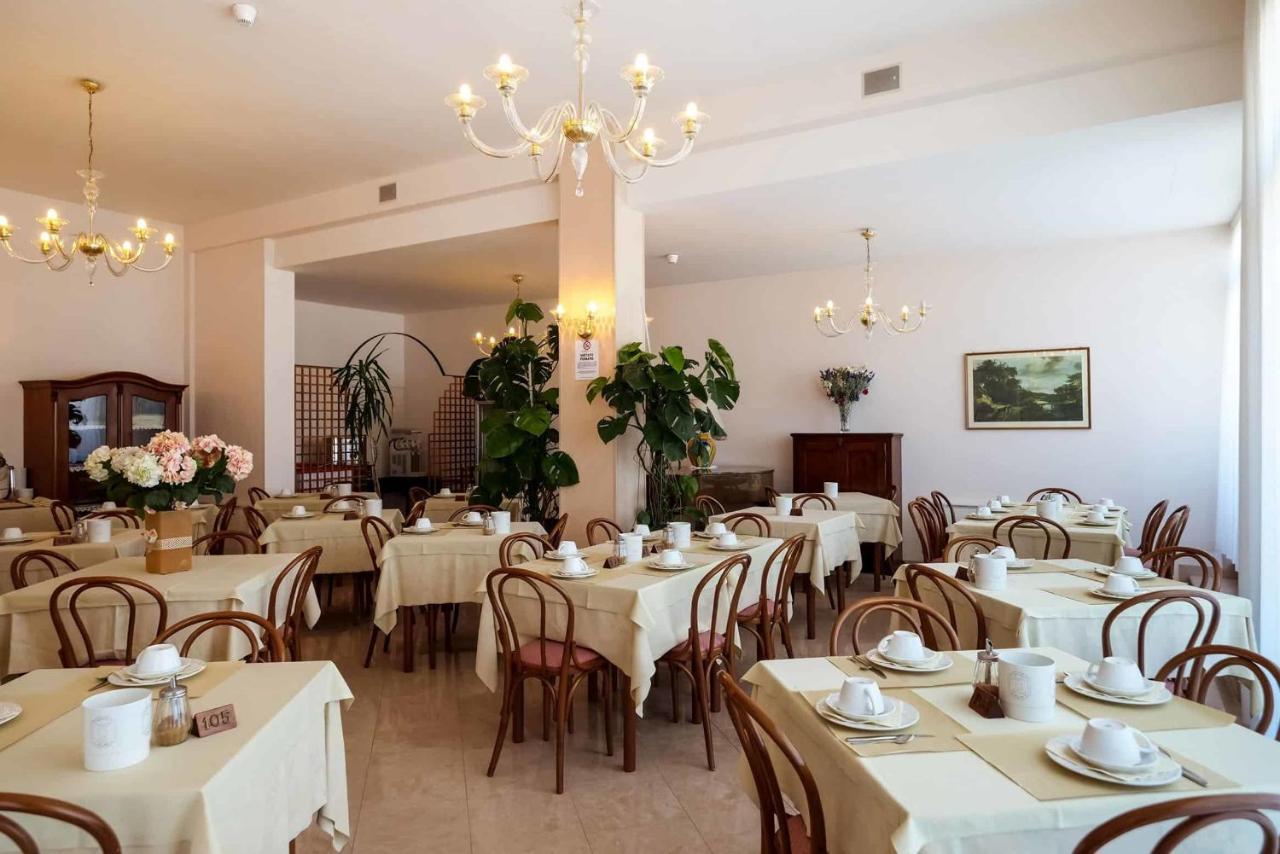Hotel De La Ville Сенигалия Екстериор снимка