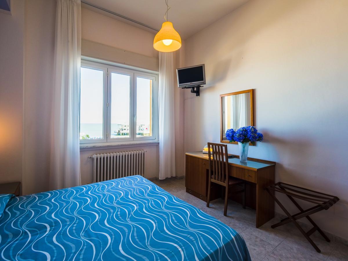 Hotel De La Ville Сенигалия Екстериор снимка
