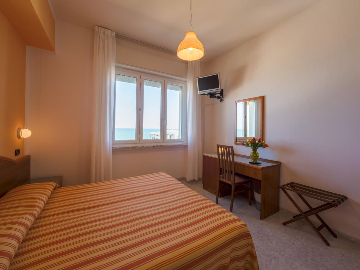 Hotel De La Ville Сенигалия Екстериор снимка