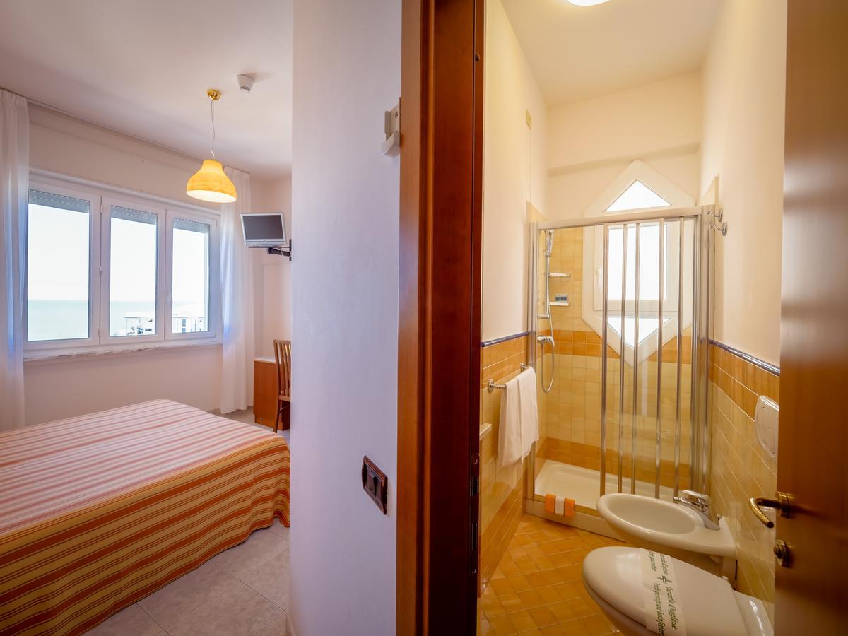 Hotel De La Ville Сенигалия Екстериор снимка