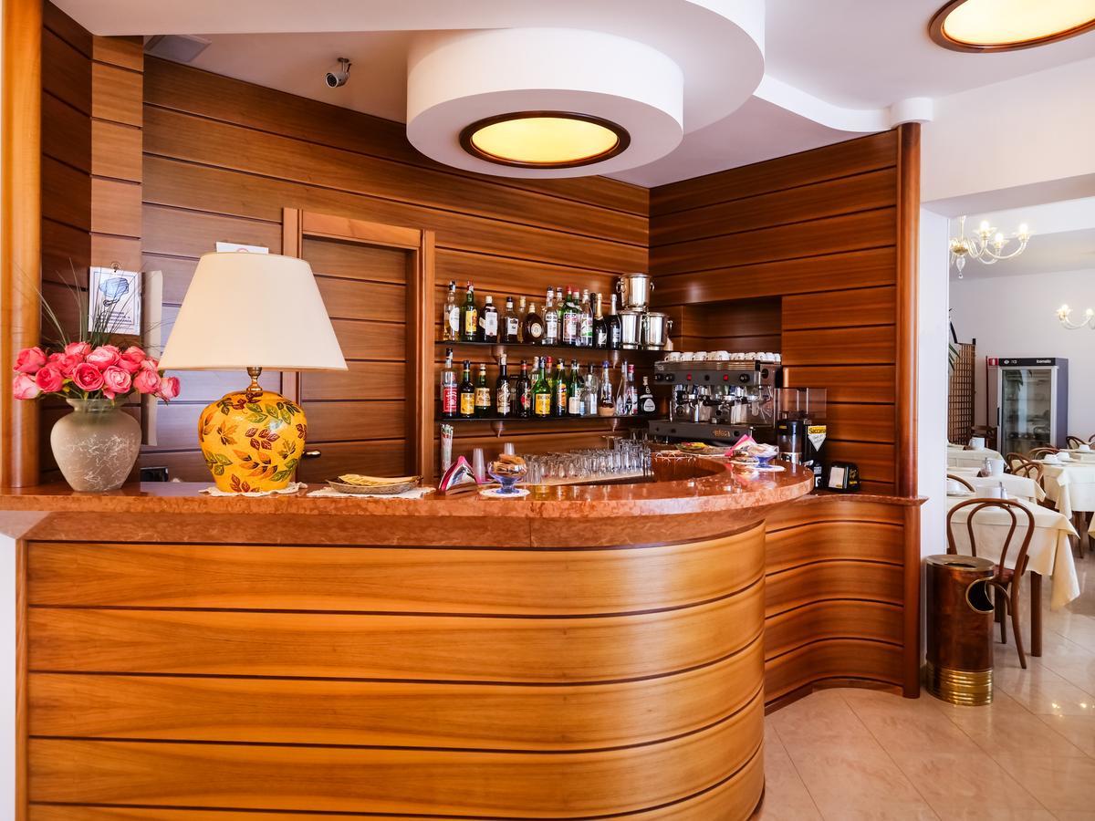 Hotel De La Ville Сенигалия Екстериор снимка