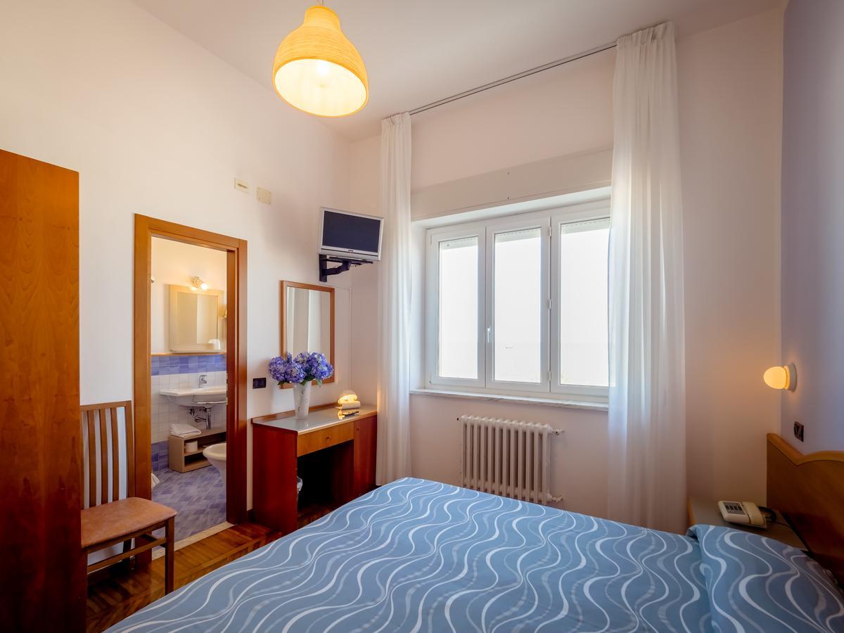 Hotel De La Ville Сенигалия Екстериор снимка