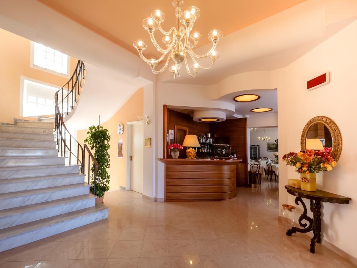 Hotel De La Ville Сенигалия Екстериор снимка