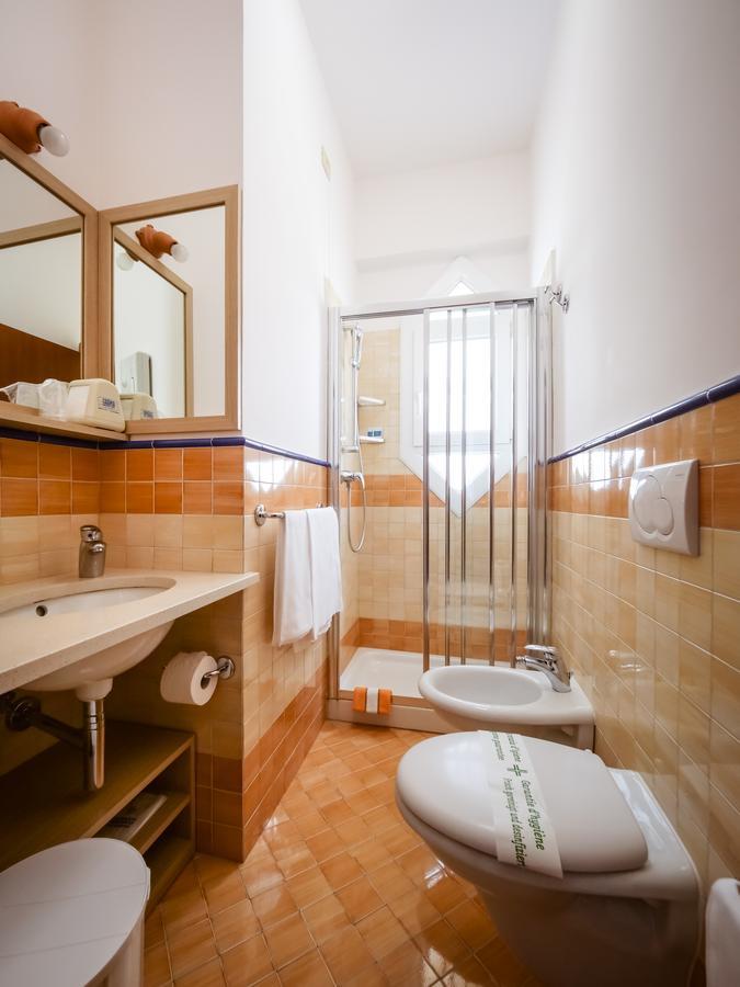 Hotel De La Ville Сенигалия Екстериор снимка