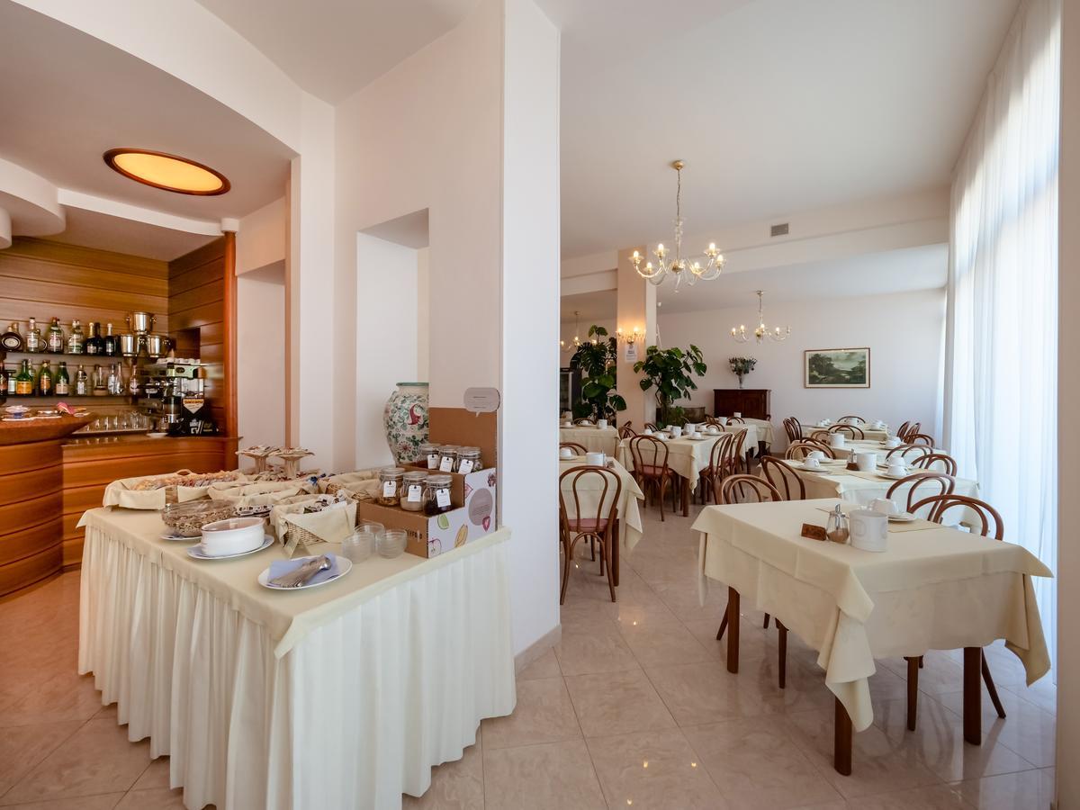 Hotel De La Ville Сенигалия Екстериор снимка