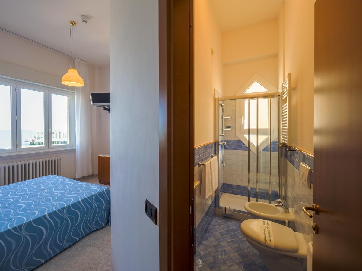 Hotel De La Ville Сенигалия Екстериор снимка