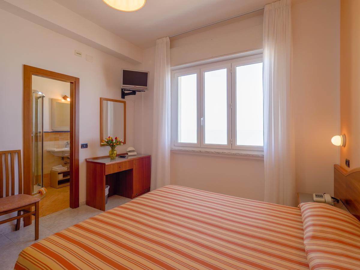 Hotel De La Ville Сенигалия Екстериор снимка